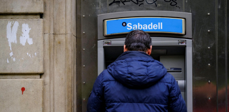 El Gobierno rechaza la opa hostil del BBVA sobre el Sabadell