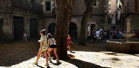 Barcelona blinda el uso como patio escolar de la Sant Felip Neri ante la masificación turística
